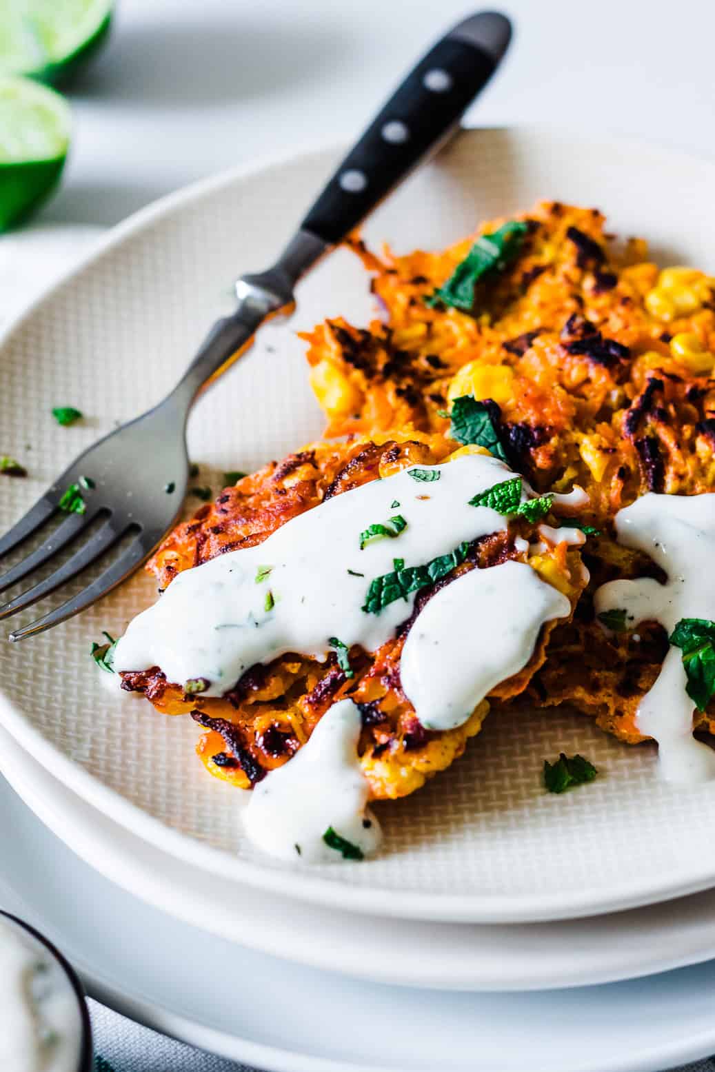 herzhafte Karotten-Mais-Küchlein mit Minzdip #vegan #Dip #glutenfrei