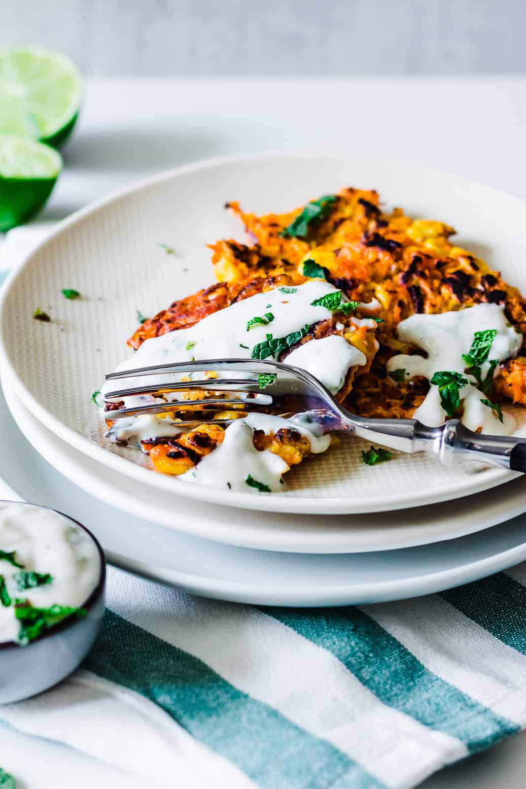 herzhafte Karotten-Mais-Küchlein mit Minzdip #vegan #Dip #glutenfrei