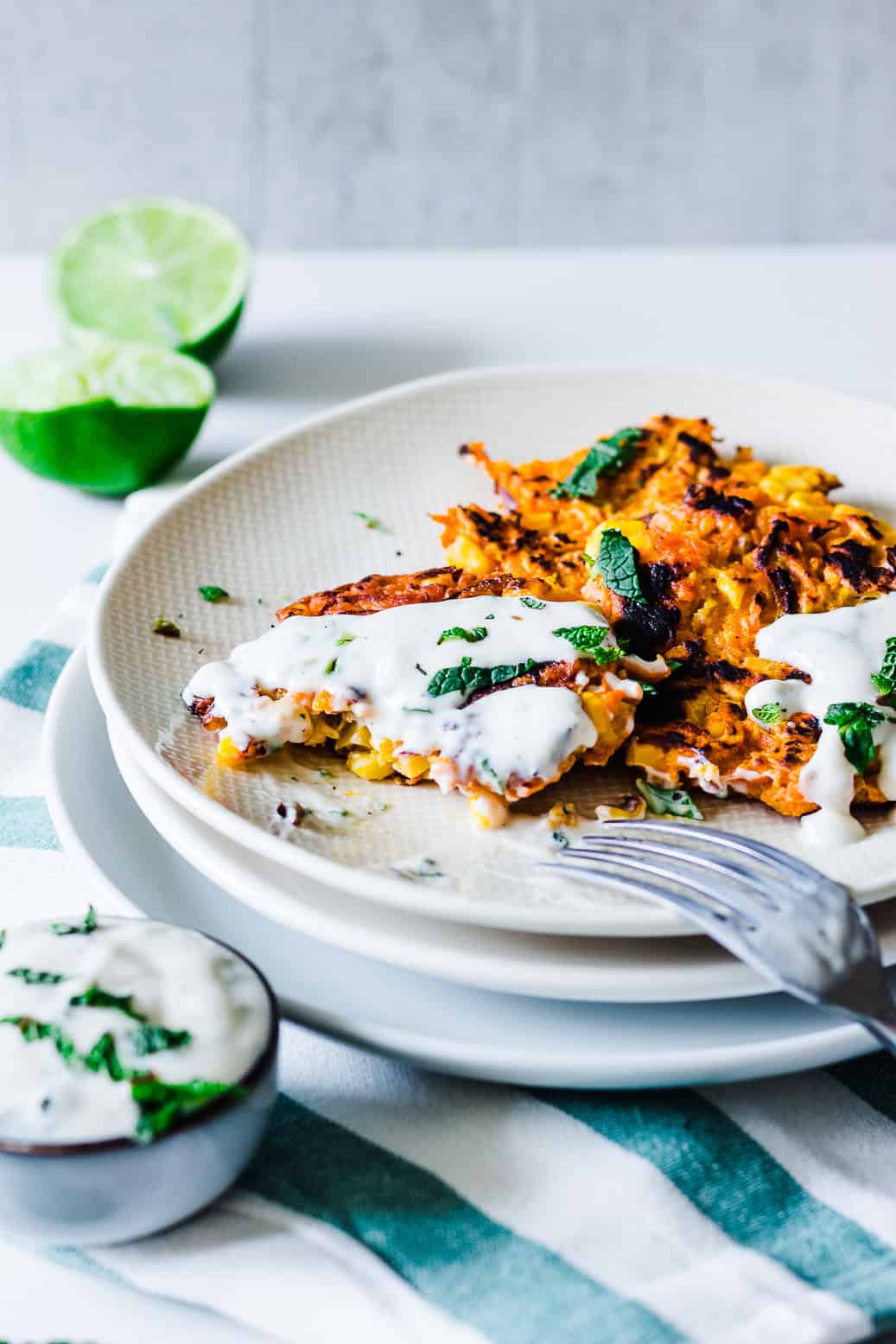 herzhafte Karotten-Mais-Küchlein mit Minzdip #vegan #Dip #glutenfrei