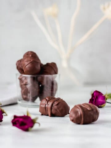 Vegane Schoko-Eier mit Dattel-Walnuss-Füllung #vegan#Schokolade#Ostern