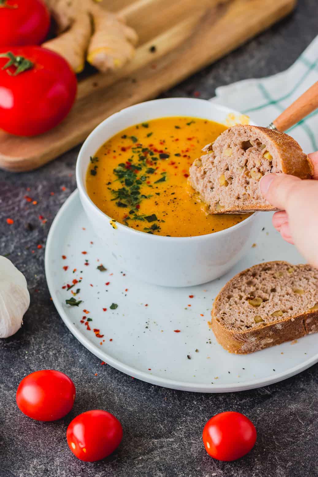 Vegane Tomatensuppe - schnell &amp; einfach | Veggie Jam