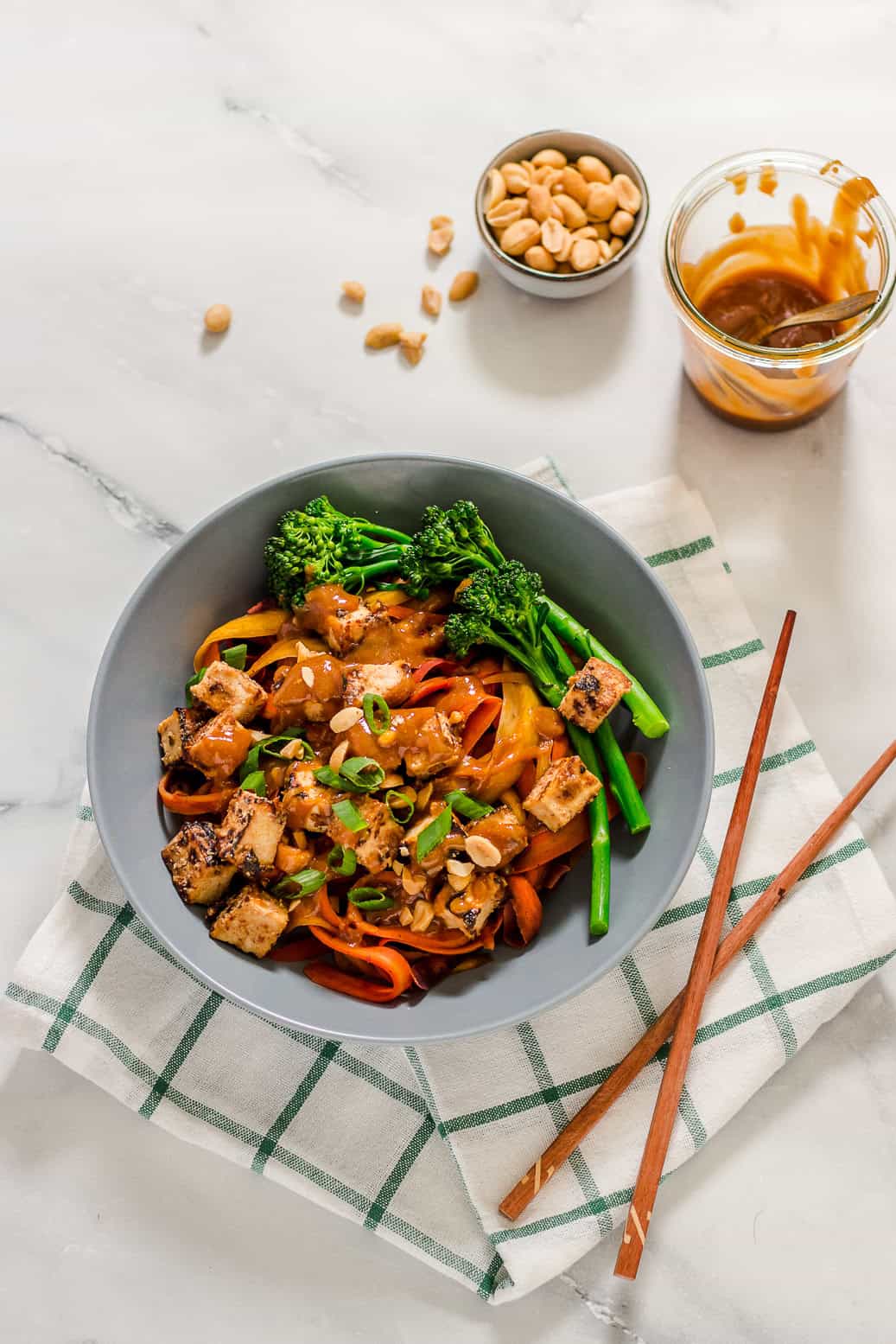 vegane Karottennudel-Bowl mit Erdnusssauce #vegan#lowcarb