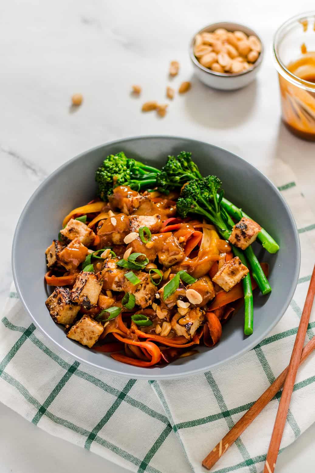 vegane Karottennudel-Bowl mit Erdnusssauce #vegan#lowcarb