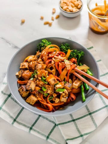 vegane Karottennudel-Bowl mit Erdnussauce #vegan#lowcarb
