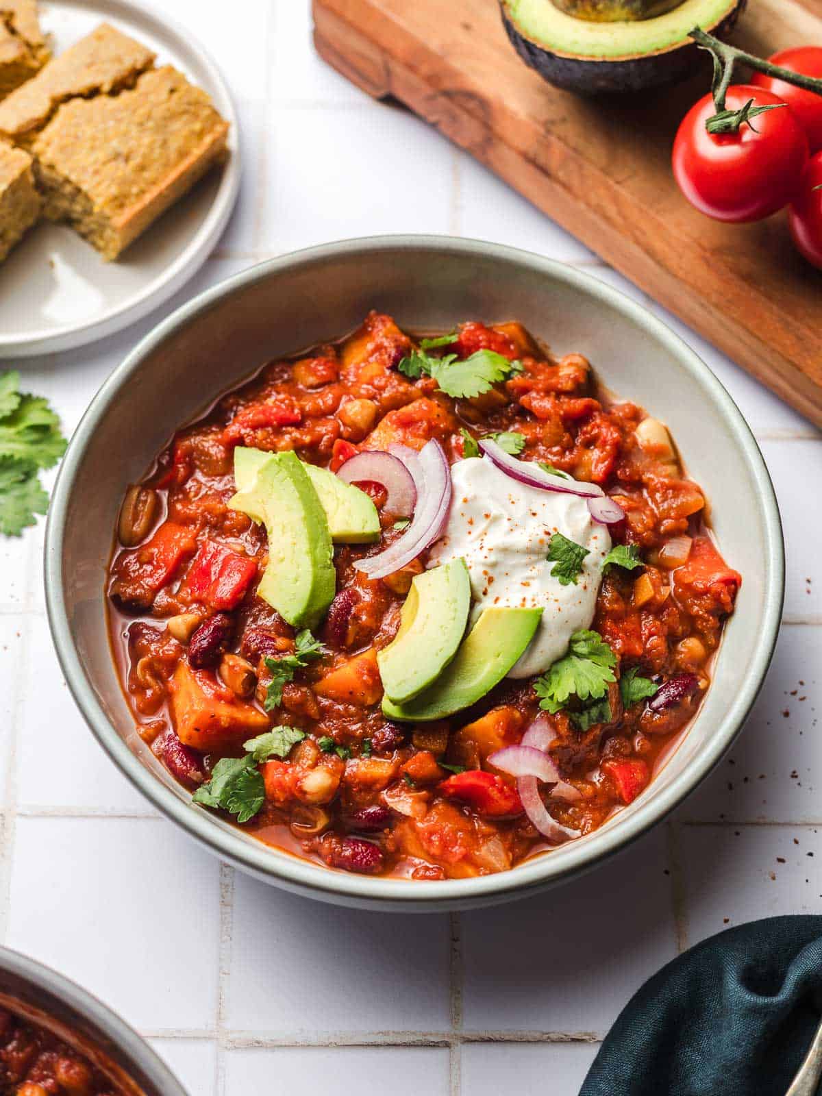 vegetarisches bohnen chili mit avocado und sour cream