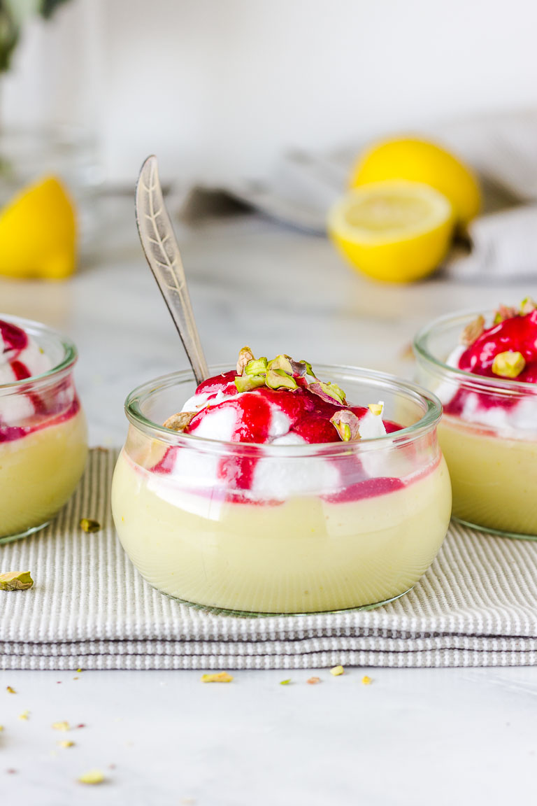 Veganes Zitronen-Dessert mit Kokossahne und Himbeersauce | Veggie Jam