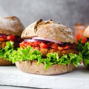 Gesunde Veggie Burger mit Paprikasauce #vegan #Burger #