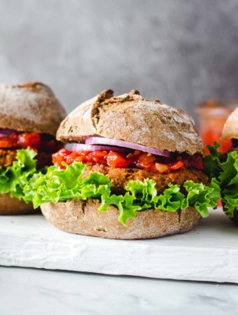 Gesunde Veggie Burger mit Paprikasauce #vegan #Burger #