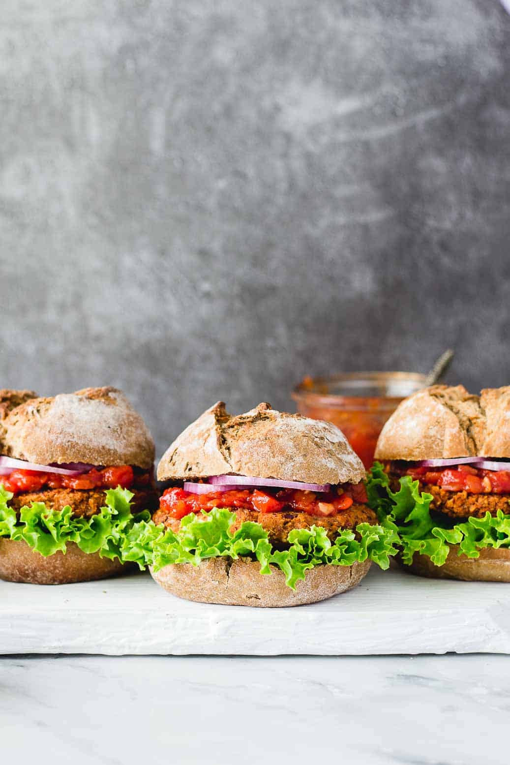 Gesunde Veggie Burger mit Paprikasauce #vegan #Burger #