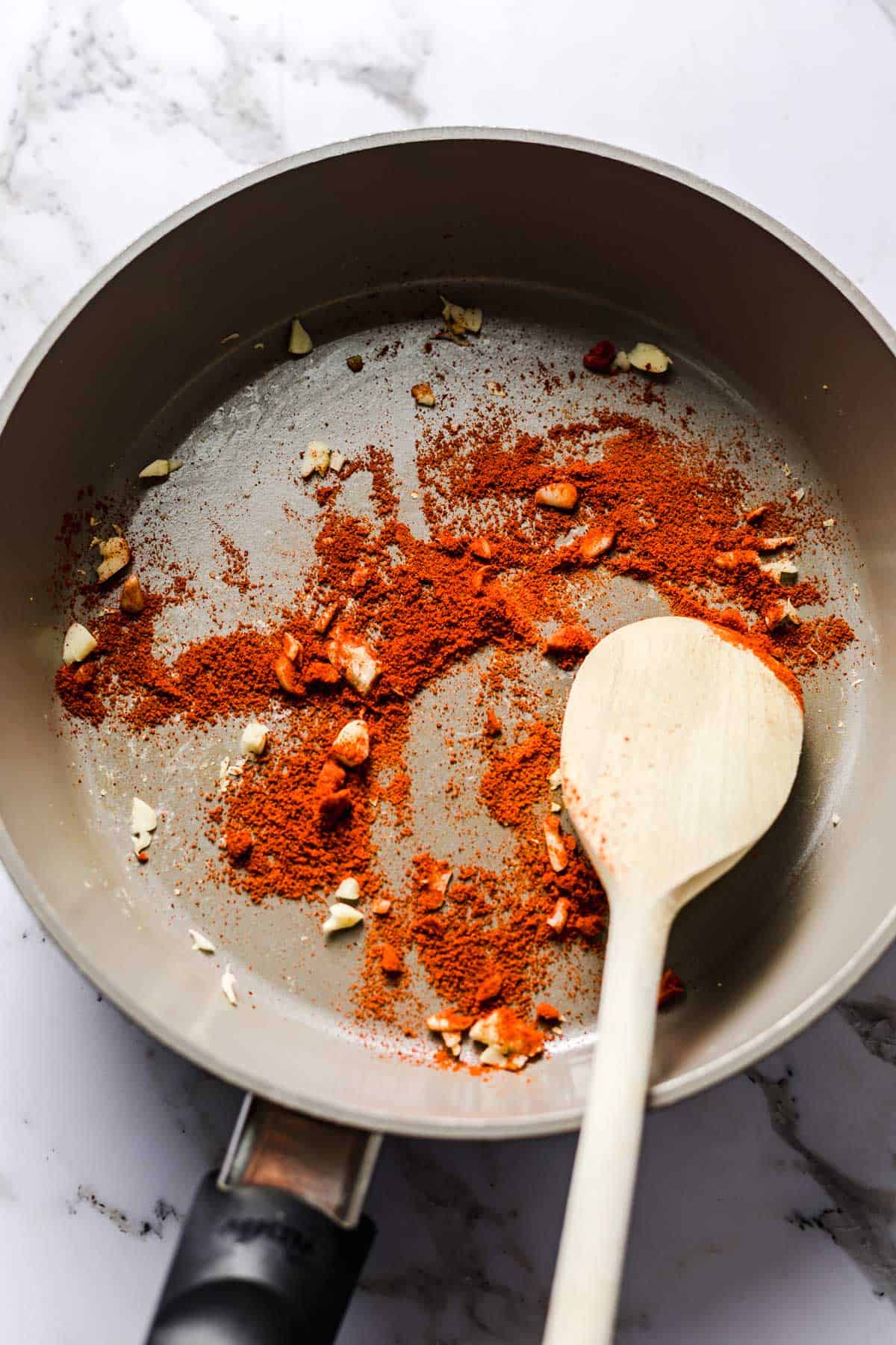 knoblauch und paprika pulver in Pfanne toasten