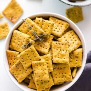 Vegane und ölfreie Oliven-Cracker; perfekt zum Snacken und Dippen! #vegan #cracker #fettarm