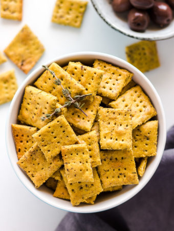 Vegane und ölfreie Oliven-Cracker; perfekt zum Snacken und Dippen! #vegan #cracker #fettarm