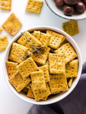 Vegane und ölfreie Oliven-Cracker; perfekt zum Snacken und Dippen! #vegan #cracker #fettarm