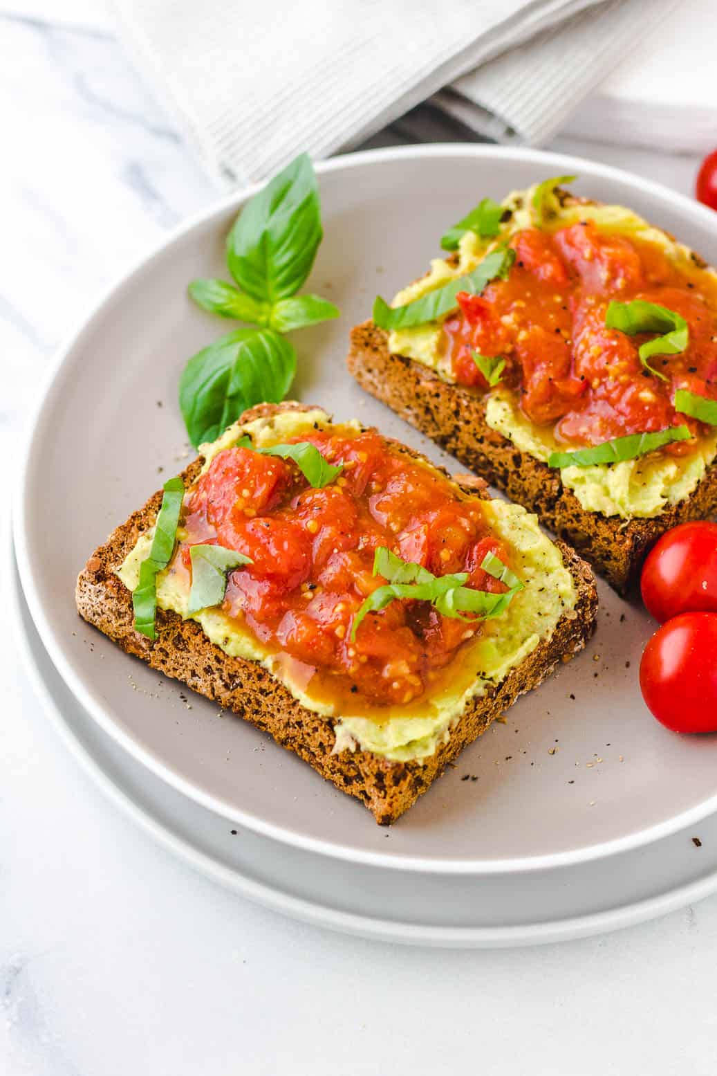 avocado brot mit tomatenmarmelade