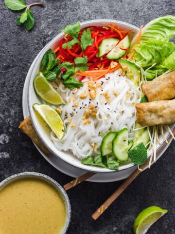 Asiatische Nudel-Bowl mit gelber Currysauce #vegan #Curry #asiatisch