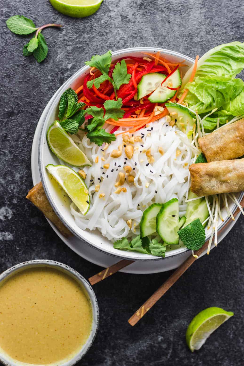 Asiatische Nudel-Bowl mit gelber Currysauce