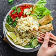 Asiatische Nudel-Bowl mit gelber Currysauce #vegan #Curry #asiatisch