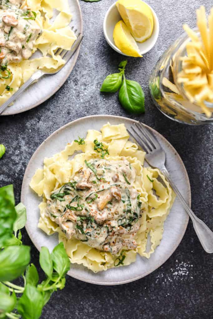 Nudeln mit Pfifferlingen in veganer Sahnesauce