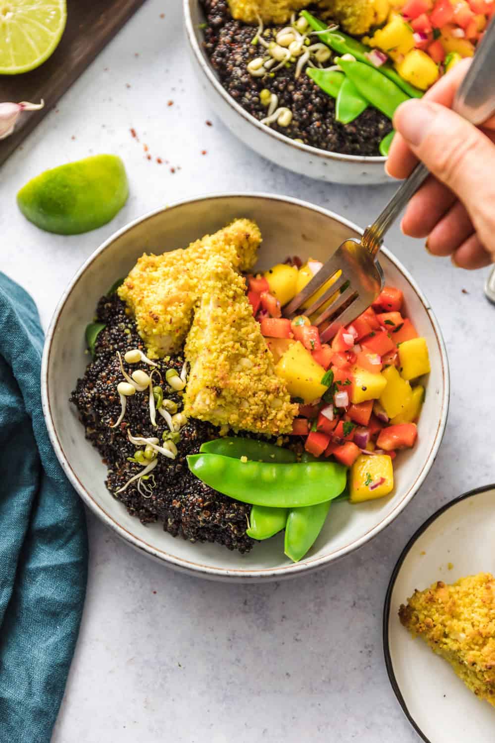 Quinoa Bowl mit macadamia tofu und mango salsa