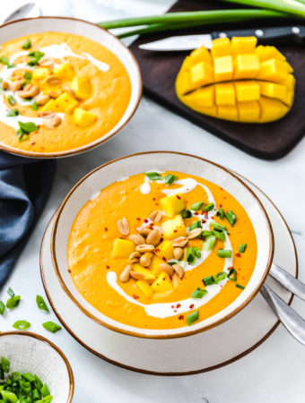 vegane thai suppe mit mango und erdnuss