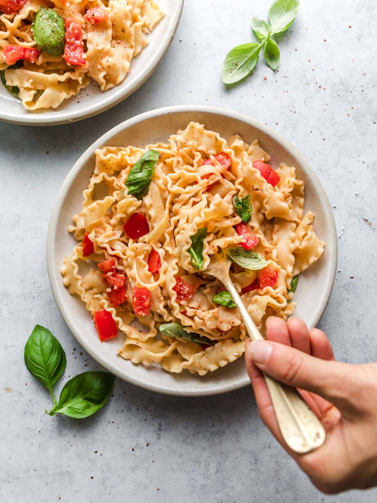 vegane pasta mit frischen tomaten