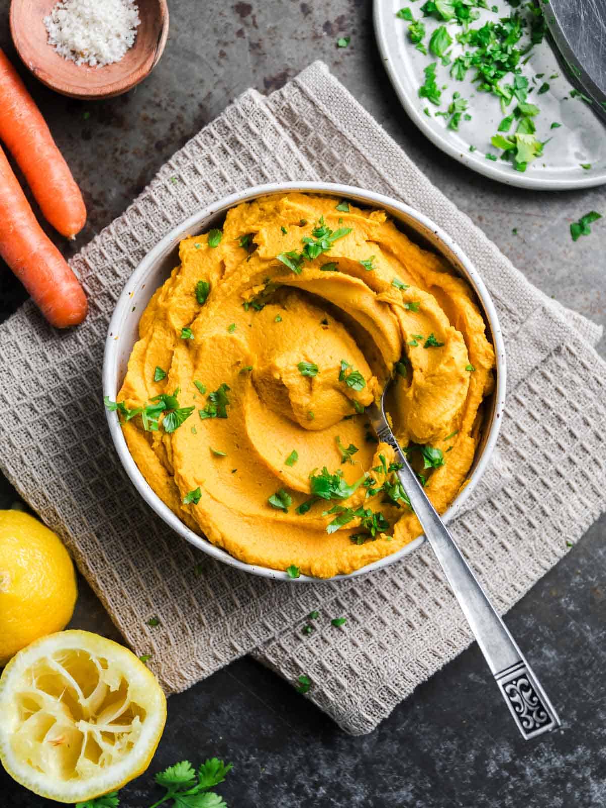 Hummus mit Karotten
