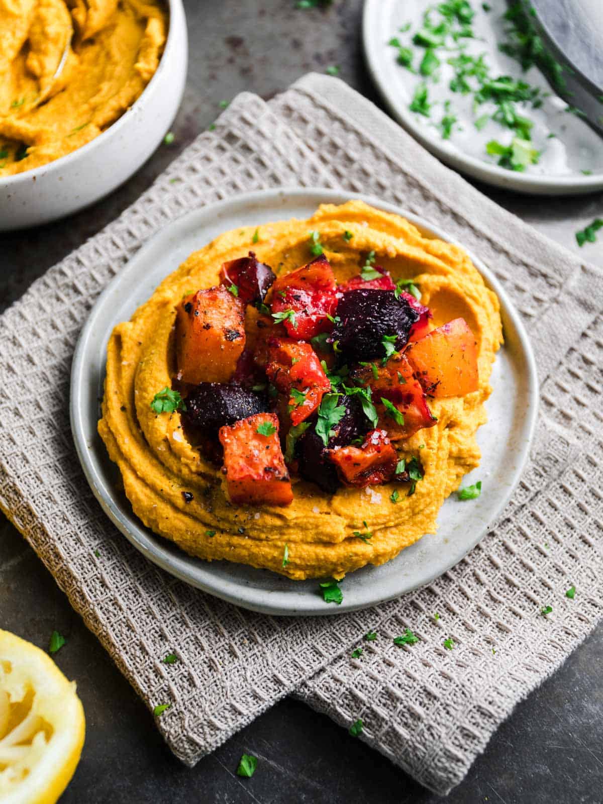 Karotten Hummus mit Ofengemüse