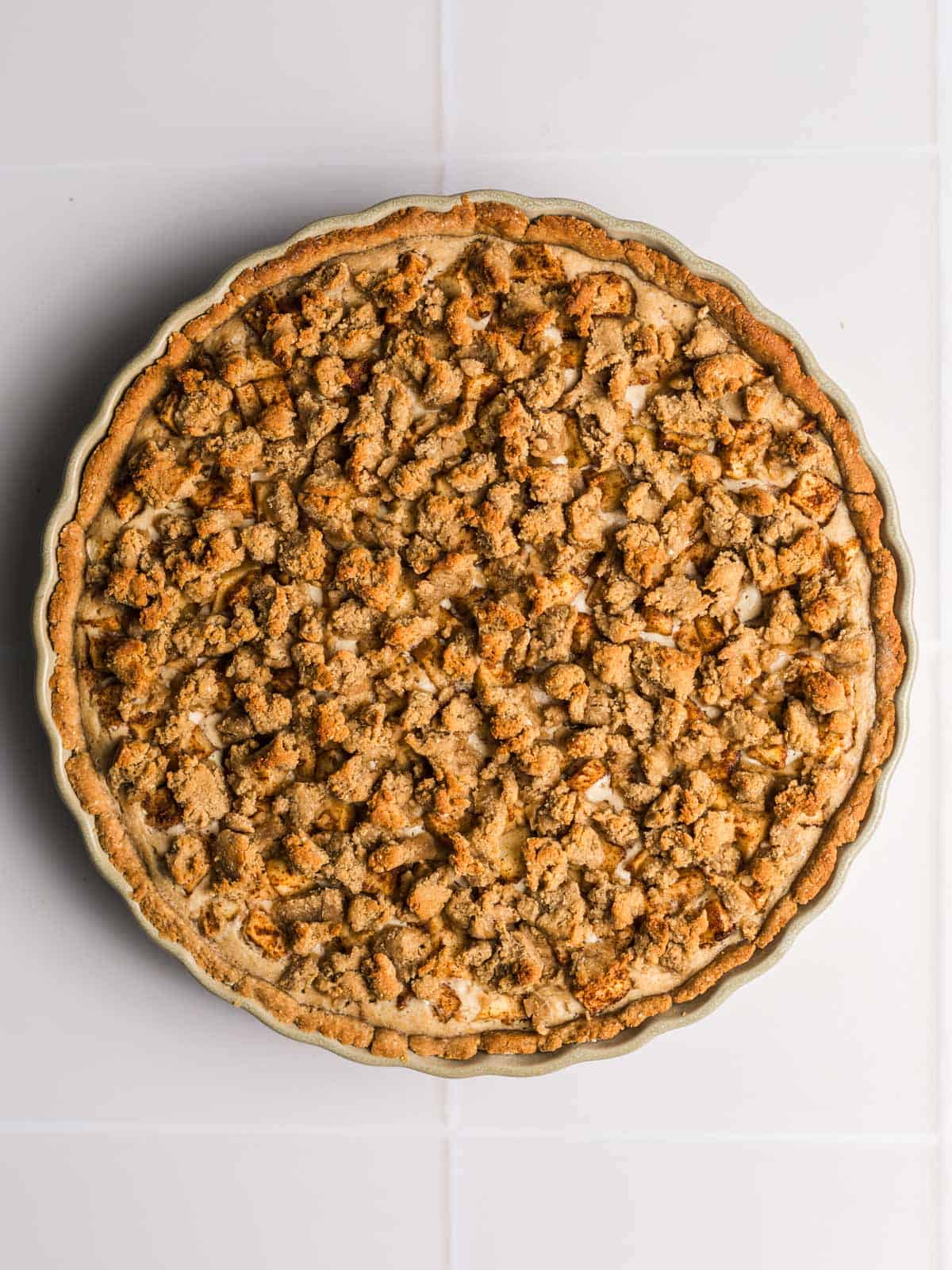 Gesunder veganer Apfel-Streuselkuchen mit knusprigen Zimtstreuseln und cremiger Quarkfüllung auf Dinkel-Hafer-Boden