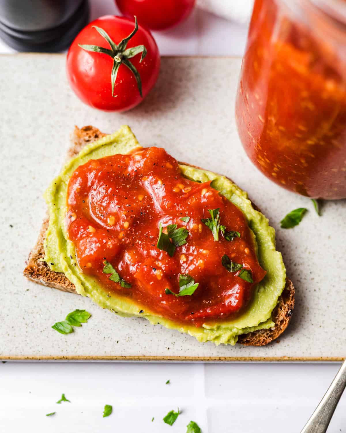 kirschtomaten Marmelade auf avocado brot
