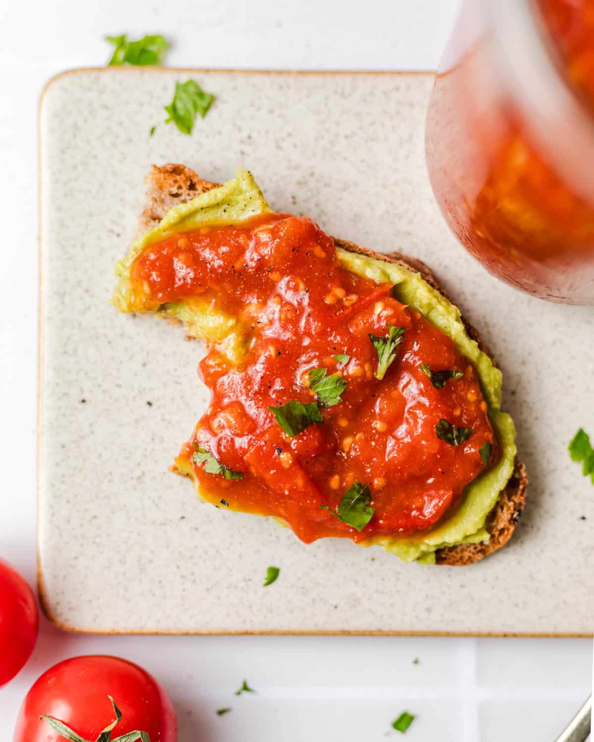 avocado toast mit marmelade aus Tomaten