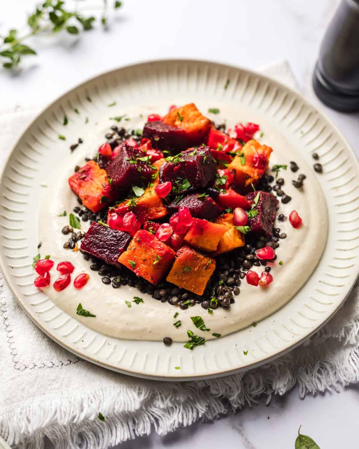 ofengemüse vegan auf joghurt tahin sauce und linsen