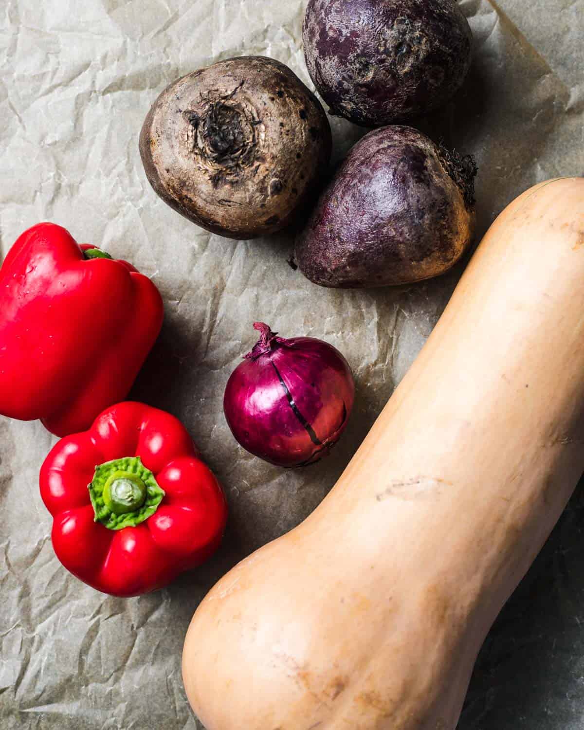 Butternuss kuerbis und rote bete für ofengemuese
