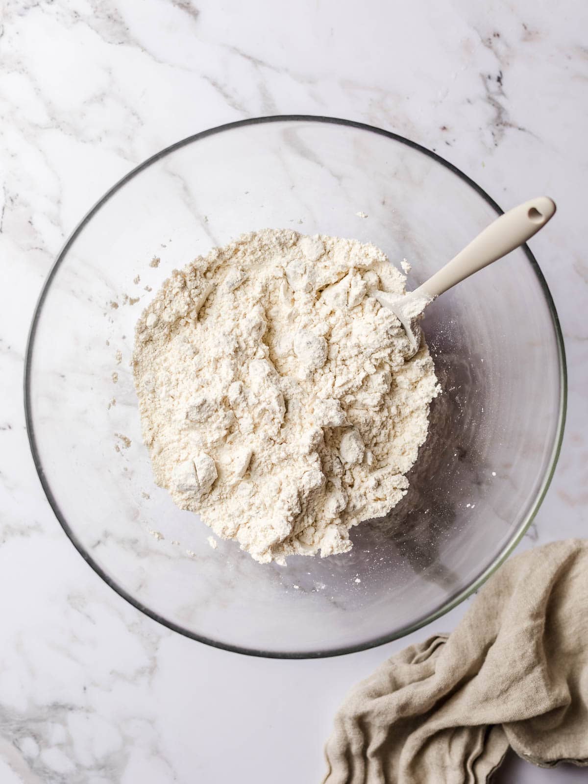 trockene zutaten für brotteig