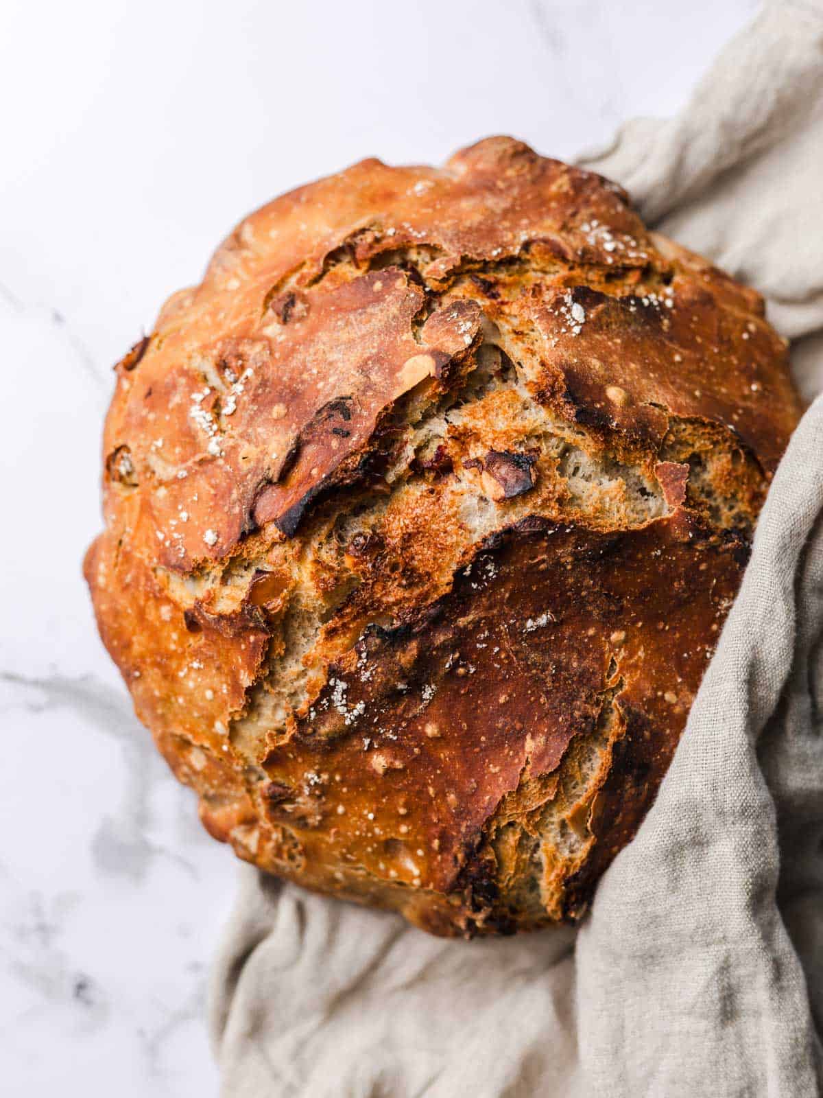 frisches no knead brot mit trockenfrüchten und nüssen