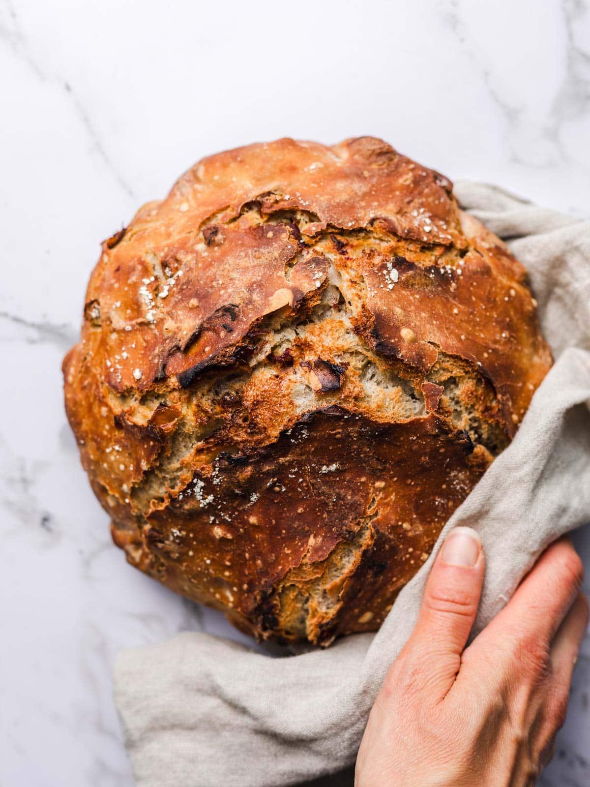 brotlaib mit datteln und walnüssen