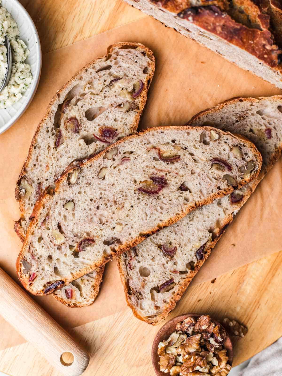 frisches dattel-walnuss brot in scheiben