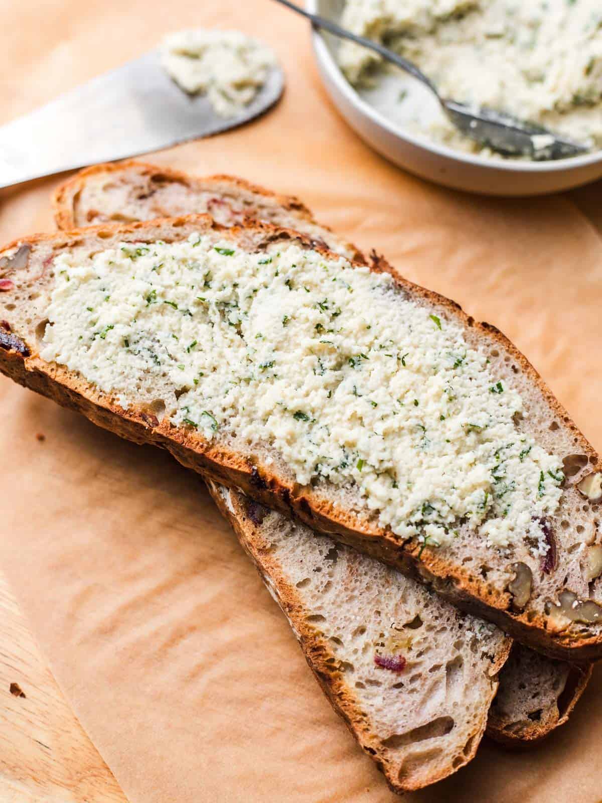 mandelkäse auf frischem brot