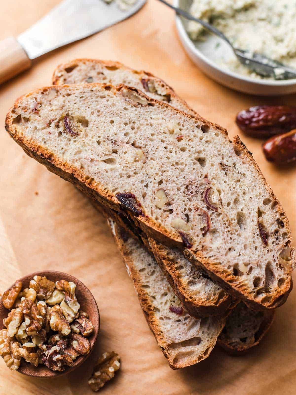 selbstgebackenes dinkelbrot mit walnuss und dattel