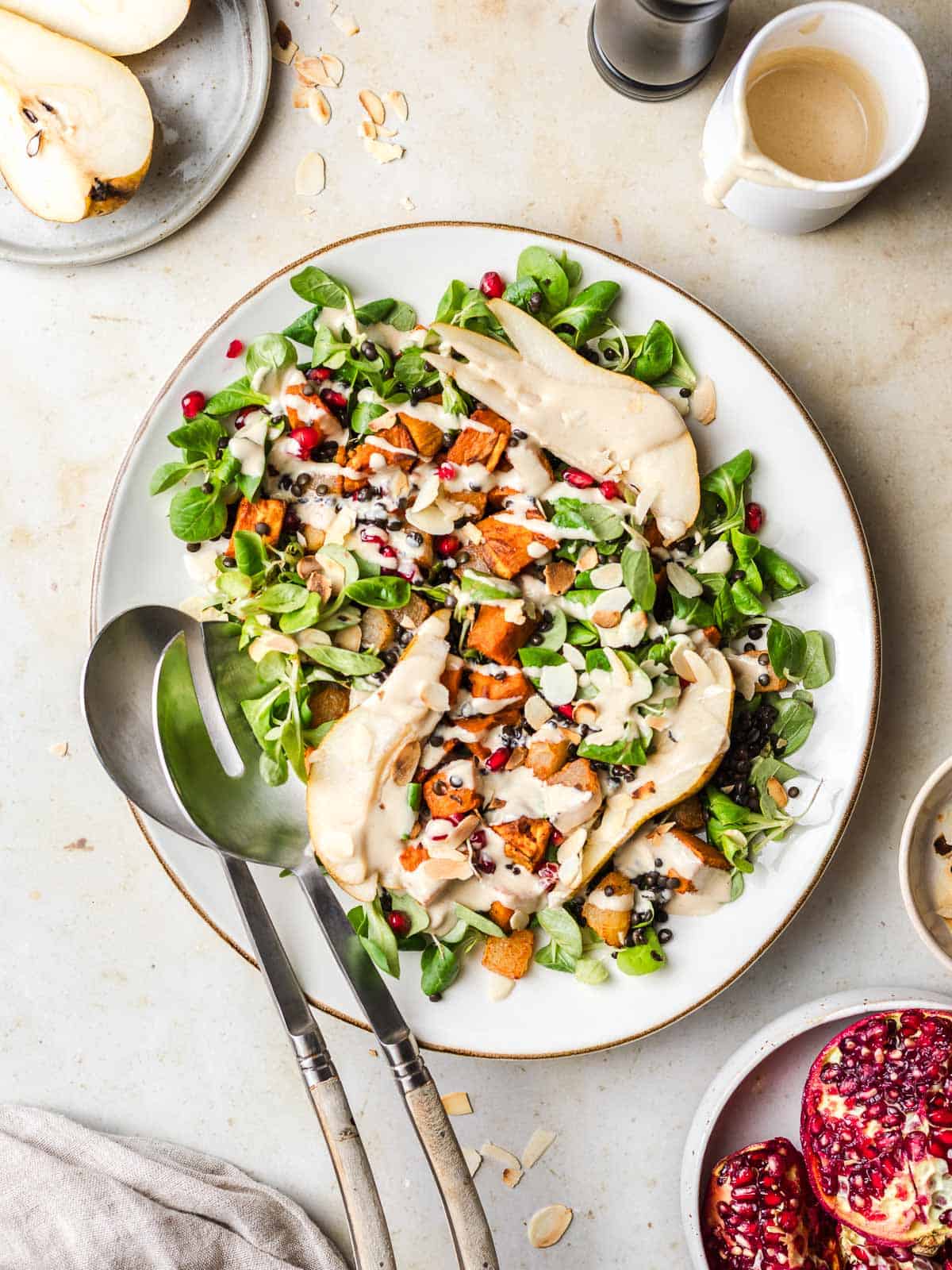 Süßkartoffelsalat mit Tahinsoße und linsen
