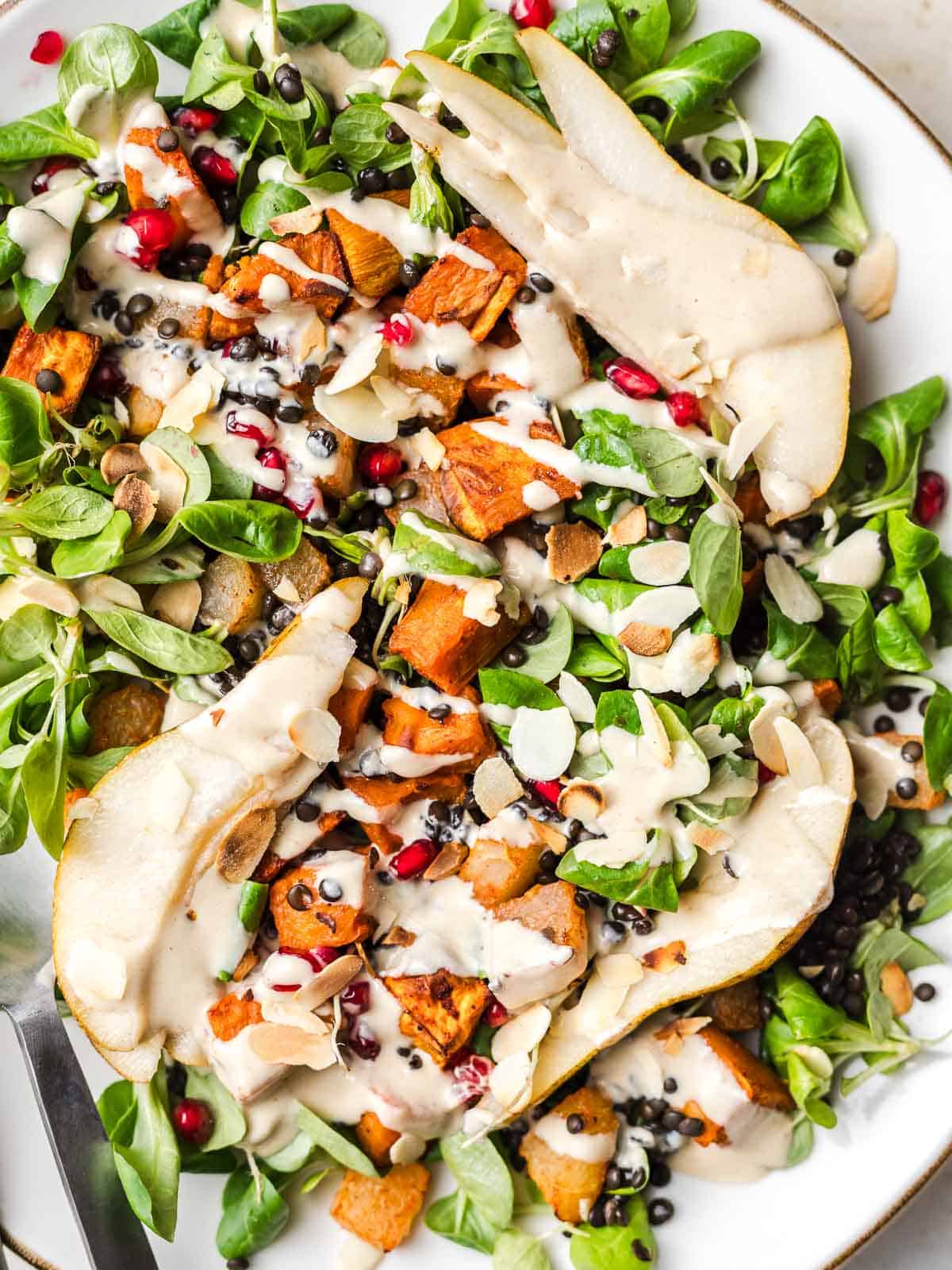 Süßkartoffel-Linsen-Salat mit Tahini-Dressing und birne