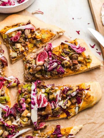 vegane pizza mit räuchertofu und kürbis
