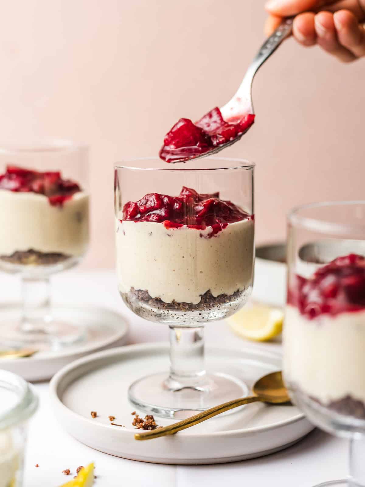 pflaumenkompott auf veganer mousse mit schoko krümel