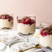 Fruchtiges veganes Dessert im Glas mit cremiger Vanille, Muscovado-Zuckerboden und Himbeersauce, perfekt für schmackhafte vegane Rezepte.