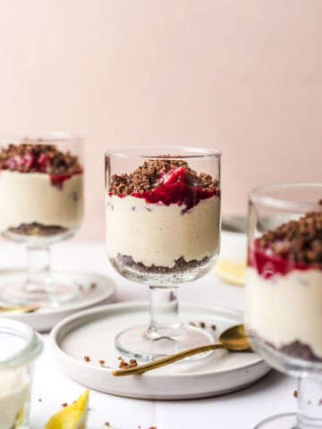 Fruchtiges veganes Dessert im Glas mit cremiger Vanille, Muscovado-Zuckerboden und Himbeersauce, perfekt für schmackhafte vegane Rezepte.