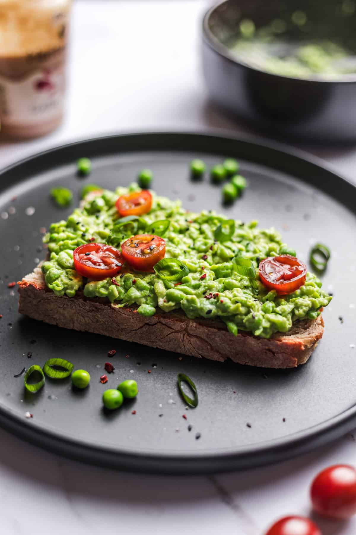 vegane erbsencreme auf brot