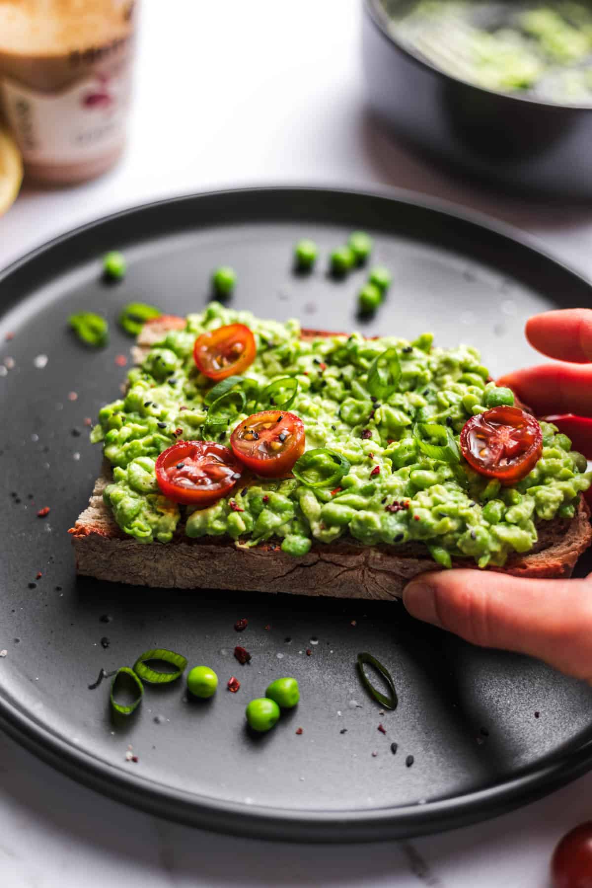 toast mit erbsen und tahin