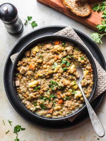 veganer linseneintopf mit räuchertofu