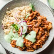 vegane minz soße auf auberginen curry