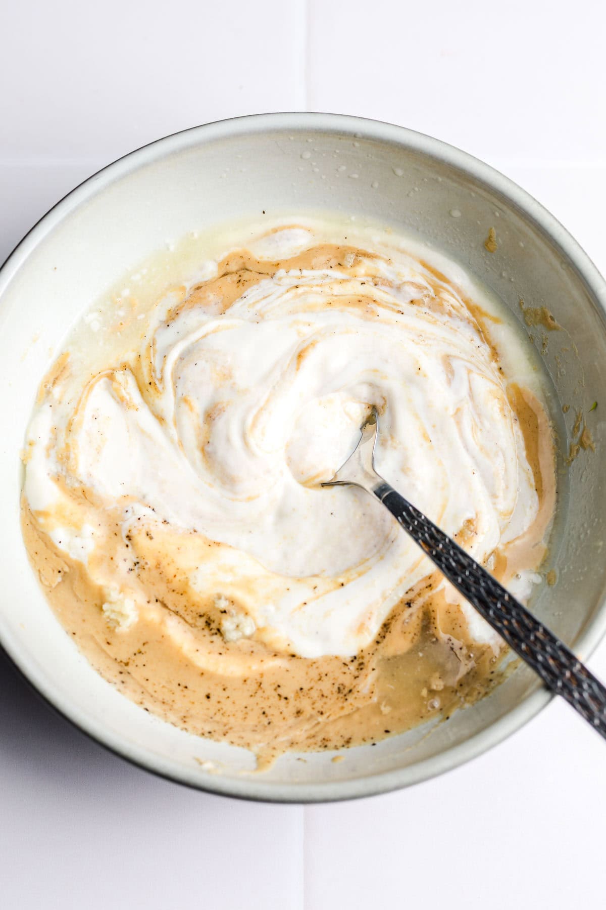 vegane tahin joghurt soße anrühren