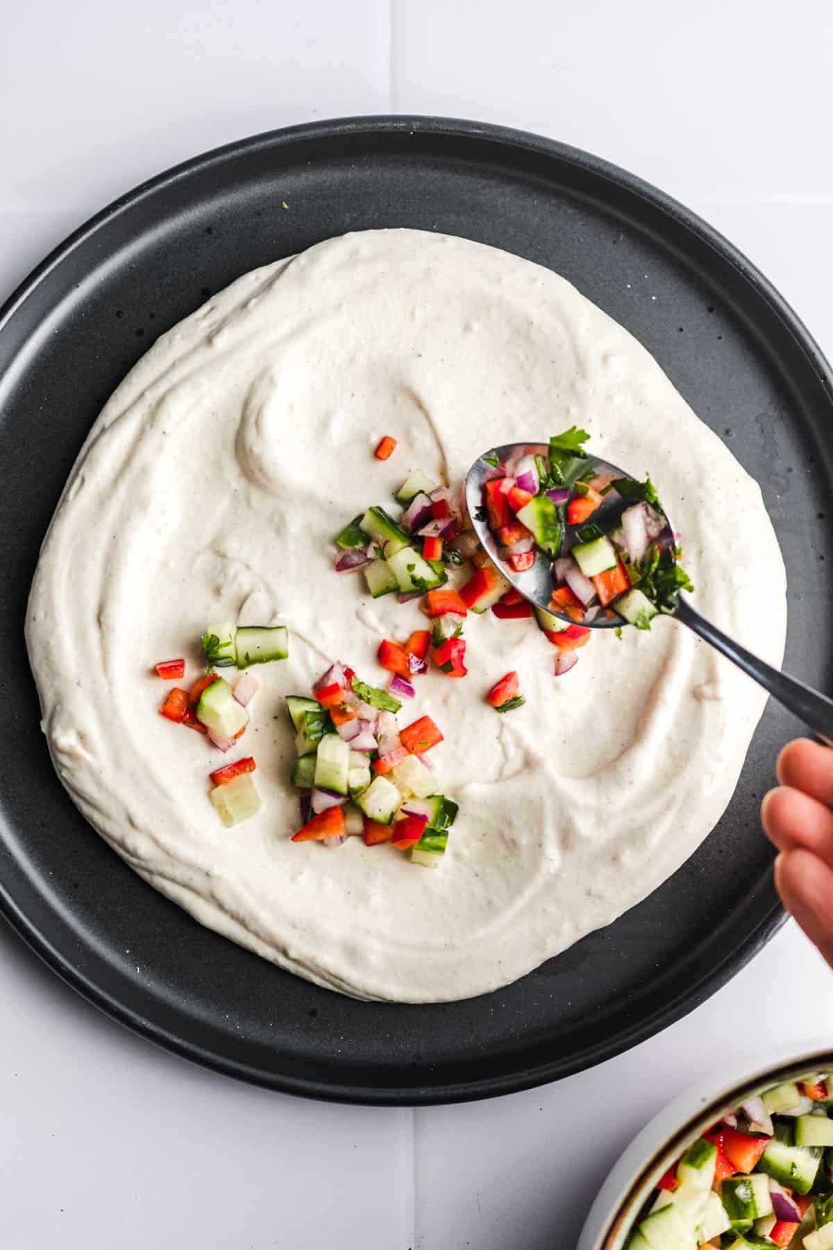 gurken-paprika salsa mit joghurt sauce